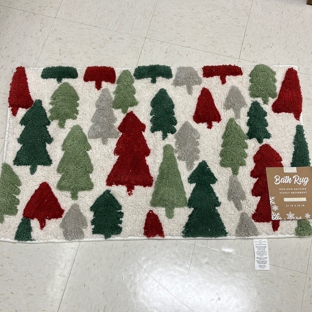 NWT ENVOGUE RED AND GREEN CHRISTMAS TREE BATH MAT